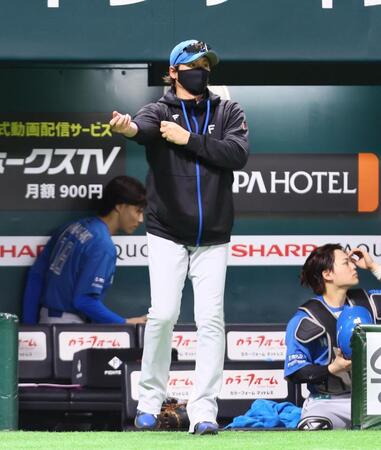 　８回、選手交代を告げる新庄監督（撮影・中島達哉）