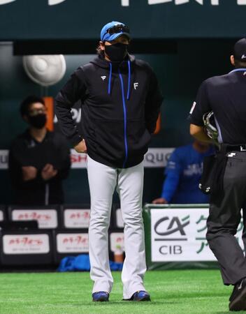 　５回、古林の交代を告げる新庄監督（撮影・中島達哉）
