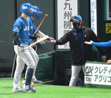 　５回、スクイズを決めた田宮（左奥）を迎える新庄監督（撮影・伊藤笙子）