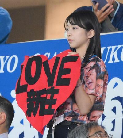 　コンサートを終え、日本ハムの応援に駆けつけたモーニング娘。’２５・牧野真莉愛（撮影・伊藤笙子）