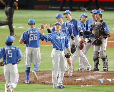 　ソフトバンクに３連勝しタッチを交わす日本ハムナイン＝みずほペイペイドーム