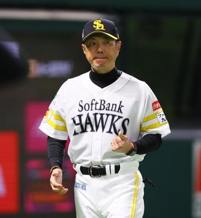 ７回、選手交代を告げる小久保監督（撮影・中島達哉）