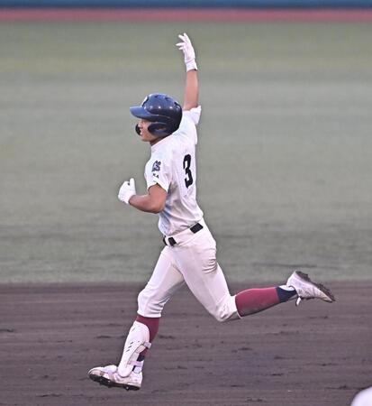 　９回、ソロを放ちダイヤモンドを一周する大阪桐蔭・谷渕瑛仁（撮影・西田忠信）