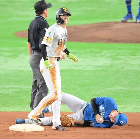 　１回、二盗した周東（手前）と交錯し、倒れ込む山県（撮影・伊藤笙子）