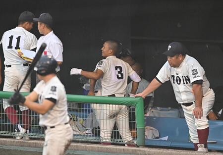 　９回、サイクル安打となる本塁打を放ちベンチで笑顔を見せる大阪桐蔭・谷渕瑛仁（３）。右は西谷浩一監督（撮影・西田忠信）