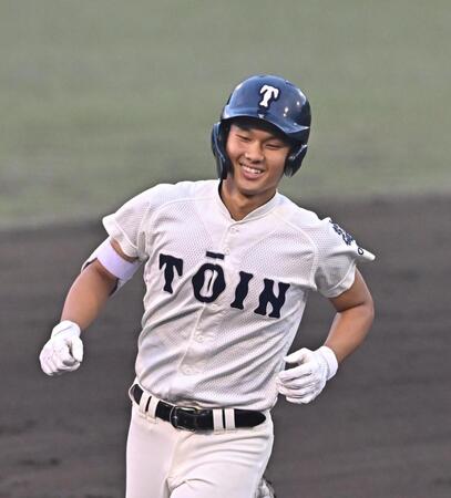 　９回、サイクル安打となる本塁打を放ち、笑顔でダイヤモンドを回る大阪桐蔭・谷渕瑛仁（撮影・西田忠信）