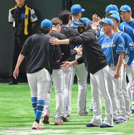 　試合をつくった古林（左）をたたえる新庄監督（撮影・伊藤笙子）