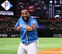 　ヒーローインタビューを終え、雄たけびを上げるレイエス（撮影・中島達哉）