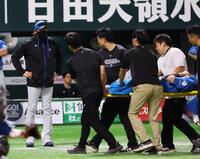 　１回、担架で運ばれる山県（右）と心配そうな表情で見つめる新庄監督（撮影・中島達哉）