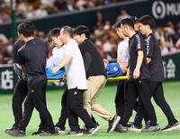 　１回、担架で運ばれる山県（撮影・中島達哉）