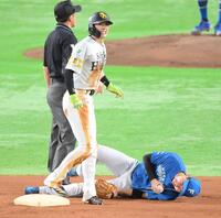 　１回、二盗した周東（手前）と交錯し、倒れ込む山県（撮影・伊藤笙子）