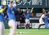 　４回、矢沢が適時二塁打を放ち、沸き上がる新庄監督（中央左）ら日本ハムナイン（撮影・中島達哉）