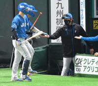 　５回、スクイズを決めた田宮（左奥）を迎える新庄監督（撮影・伊藤笙子）