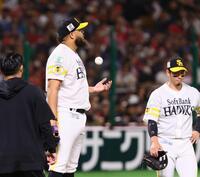 　５回途中で降板するヘルナンデス（中央）＝撮影・中島達哉