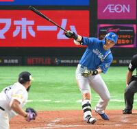 　５回、右線へ２点適時二塁打を放つ清宮幸（撮影・伊藤笙子）