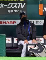 　５回、２ランスクイズを仕掛けるも二走・清宮幸が本塁でアウトになり、残念がる新庄監督（撮影・中島達哉）