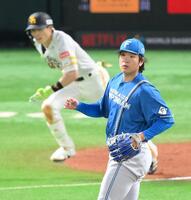 　３回、周東（奥）を二ゴロに抑える古林（撮影・伊藤笙子）