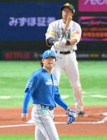 　１回、柳田（奥）を空振り三振に抑えた古林（撮影・伊藤笙子）