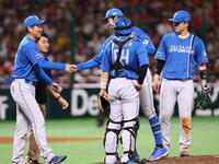 　５回、牧原大を迎えたところで交代となり、加藤投手コーチ（左）と握手を交わす古林（中央奥）＝撮影・中島達哉