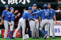 　５回途中で降板し、ナインに迎えられる古林（３７）＝撮影・中島達哉