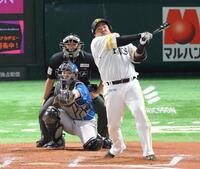 　７回、左中間へソロを放つ山川（撮影・伊藤笙子）