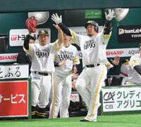 　７回、左中間へソロを放ち、どすこいポーズを決める山川（撮影・伊藤笙子）