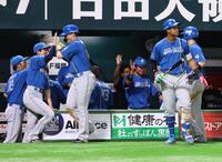 　５回、適時二塁打を放ち、ナインに迎えられる清宮幸（中央）＝撮影・中島達哉