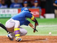 　５回、スクイズを決める田宮（撮影・中島達哉）