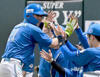 　５回、２点二塁打を放ち、ナインとタッチを交わす清宮幸