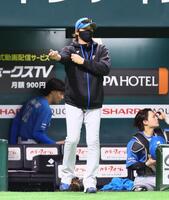　８回、選手交代を告げる新庄監督（撮影・中島達哉）