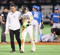 　１回、山県（右）と交錯し、一度ベンチに下がる周東（中央）＝撮影・中島達哉