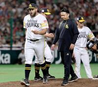 　５回途中で降板するヘルナンデス（左）