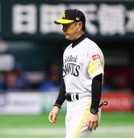 　４回、大津の交代を告げ、ベンチに戻る小久保監督（撮影・中島達哉）