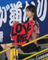 　コンサートを終え、日本ハムの応援に駆けつけたモーニング娘。’２５・牧野真莉愛（撮影・伊藤笙子）