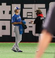 　試合前、新庄監督（右）から声を掛けられる達（撮影・中島達哉）