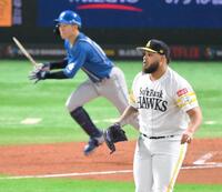 　４回、矢沢（奥）に右線へ適時二塁打を浴びるヘルナンデス（撮影・伊藤笙子）