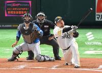 　９回、空振り三振に倒れ、最後の打者となった山川（撮影・伊藤笙子）