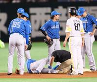 　１回、周東と接触し、倒れ込む山県（中央下）＝撮影・中島達哉