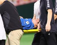 　１回、担架で運ばれる山県（撮影・中島達哉）