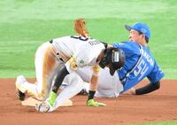 　１回、二盗時に交錯する周東（手前）と山県（撮影・伊藤笙子）