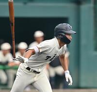 　５回、右前打を放つ大阪桐蔭・谷渕瑛仁（撮影・西田忠信）