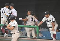 　９回、サイクル安打となる本塁打を放ちベンチで笑顔を見せる大阪桐蔭・谷渕瑛仁（３）。右は西谷浩一監督（撮影・西田忠信）