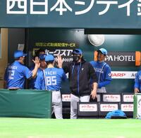 　ソフトバンクに３連勝し、コーチ陣とタッチを交わす新庄監督（中央）＝撮影・中島達哉