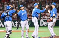 　ソフトバンクに３連勝し、タッチを交わす日本ハムナイン（撮影・中島達哉）