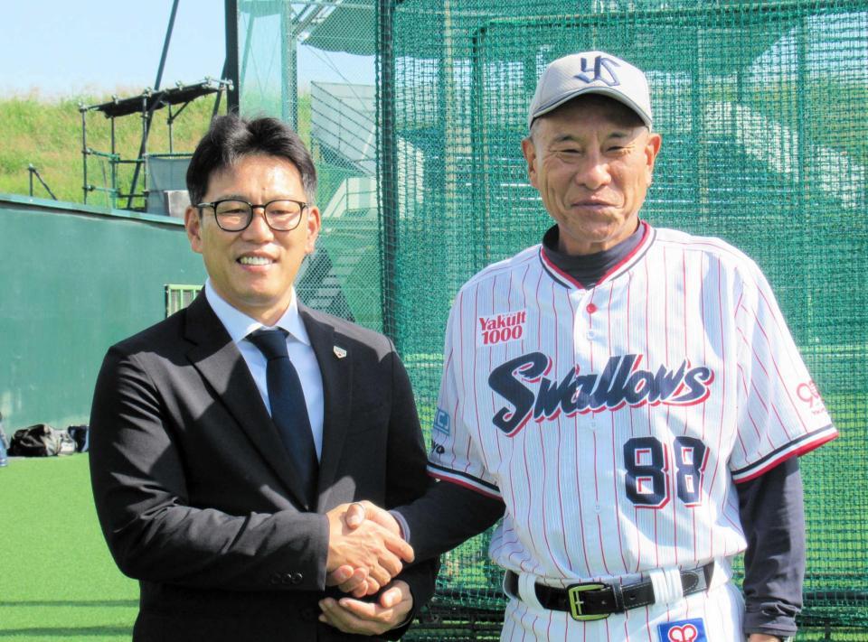 　ヤクルト・池山新監督（右）とあいさつに訪れた侍ジャパン・井端監督