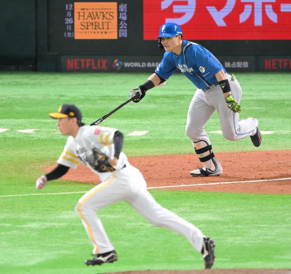 　４回、一ゴロで大津（手前）から先制点を挙げる清宮幸（撮影・伊藤笙子）