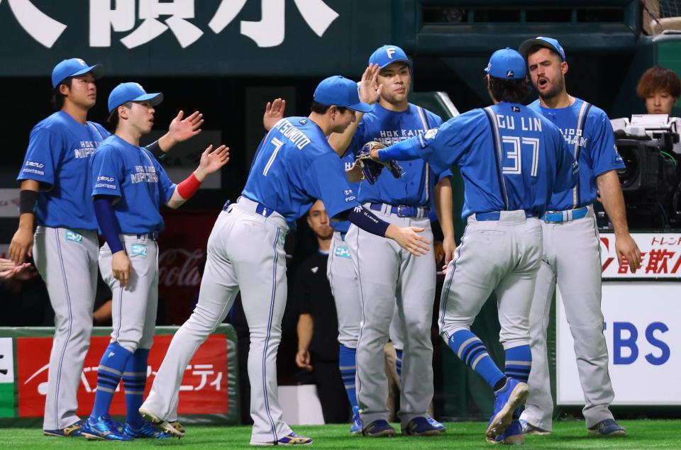 　５回途中で降板し、ナインに迎えられる古林（３７）＝撮影・中島達哉