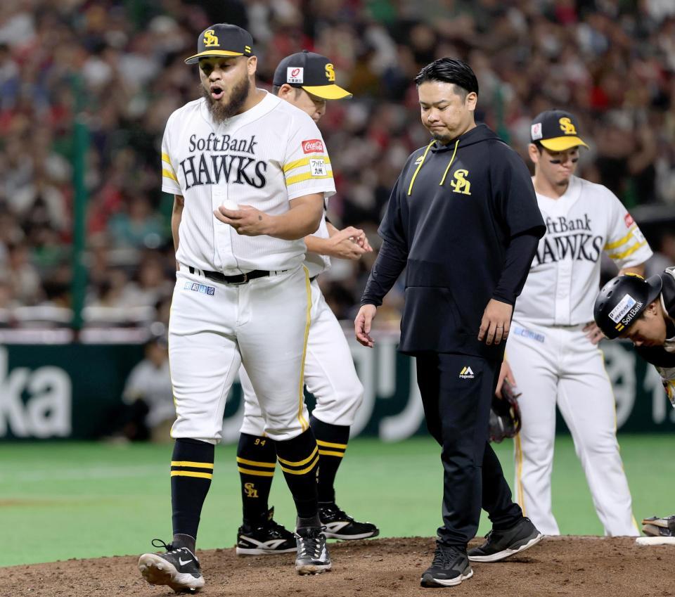 　５回途中で降板するヘルナンデス（左）