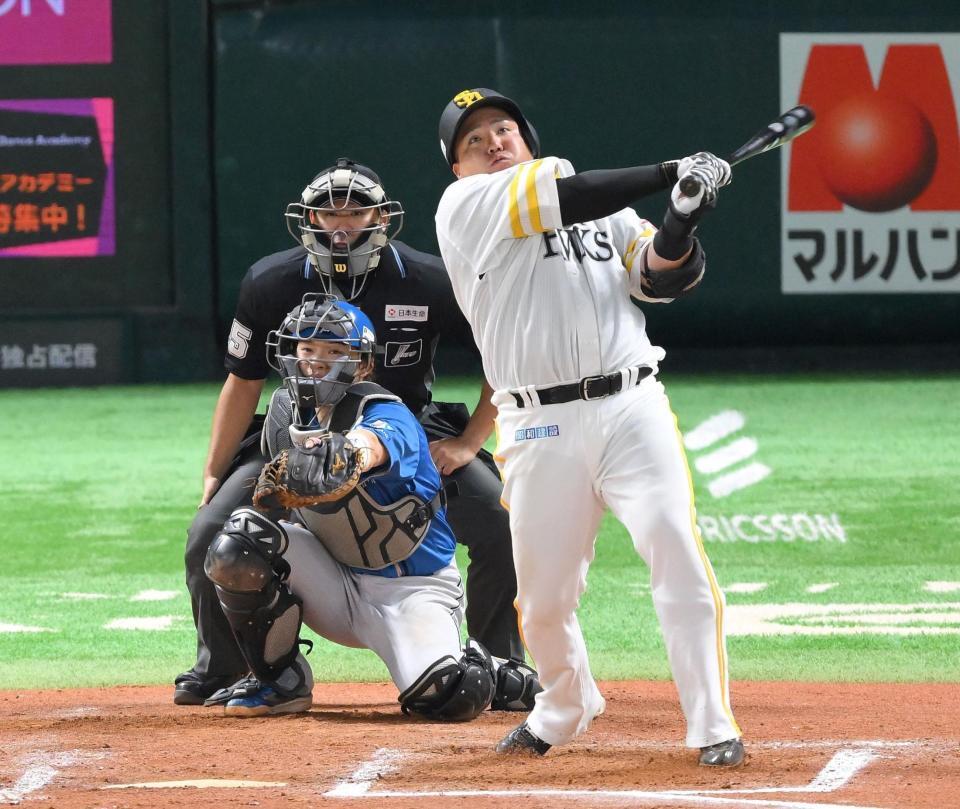 　７回、左中間へソロを放つ山川（撮影・伊藤笙子）