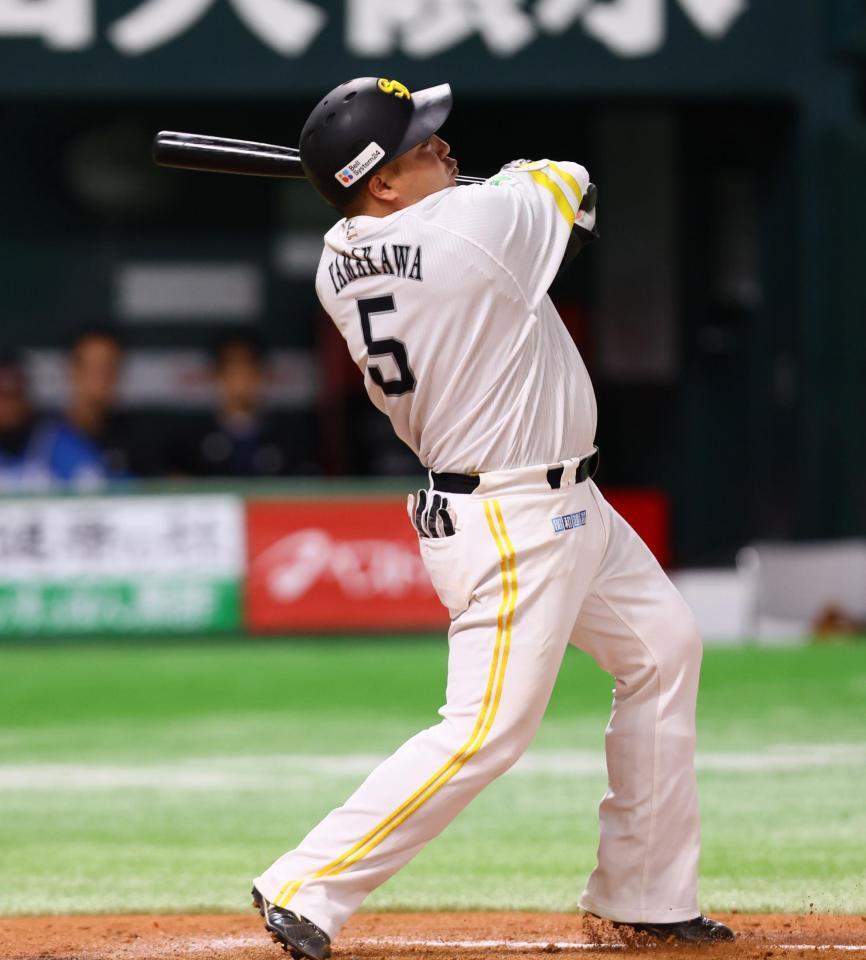 　７回、ソロを放つ山川（撮影・中島達哉）